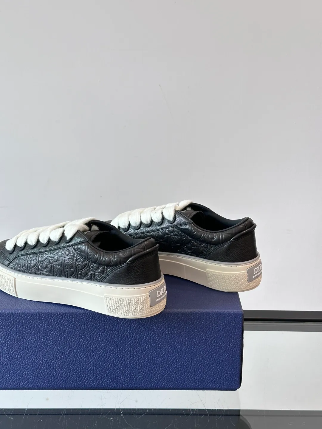 Men's men's shoes 💰p420 "Dio～r" 🆕This B33 sneaker is a new interpretation of the classic tennis shoe, with a fashionable silhouette that highlights a heavy texture. Crafted from cow leather with Oblique print, it's unique with a padded tongue embellished with the Dior signature, wide mohair laces and tonal brass eyelets with a matte finish. Rubber sole with Oblique print effect, enhanced by a contrasting Dior 30 Avenue Montaigne signature on the rear. It adds a stylish touch to a casual look.  Size: 38-44 (45 customized)